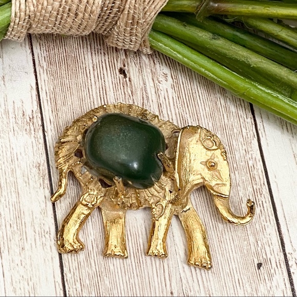 Vintage Unsigned Gold tone Elephant with Green Stone Brooch - Picture 4 of 10